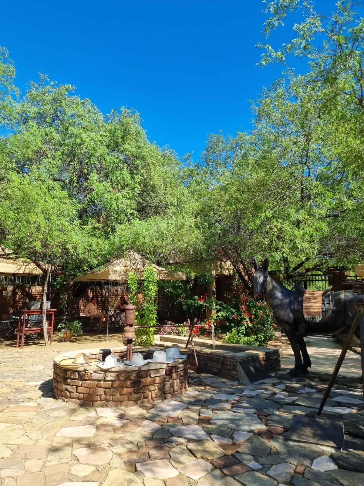 Hay una estatua de un burro en medio de un parque.