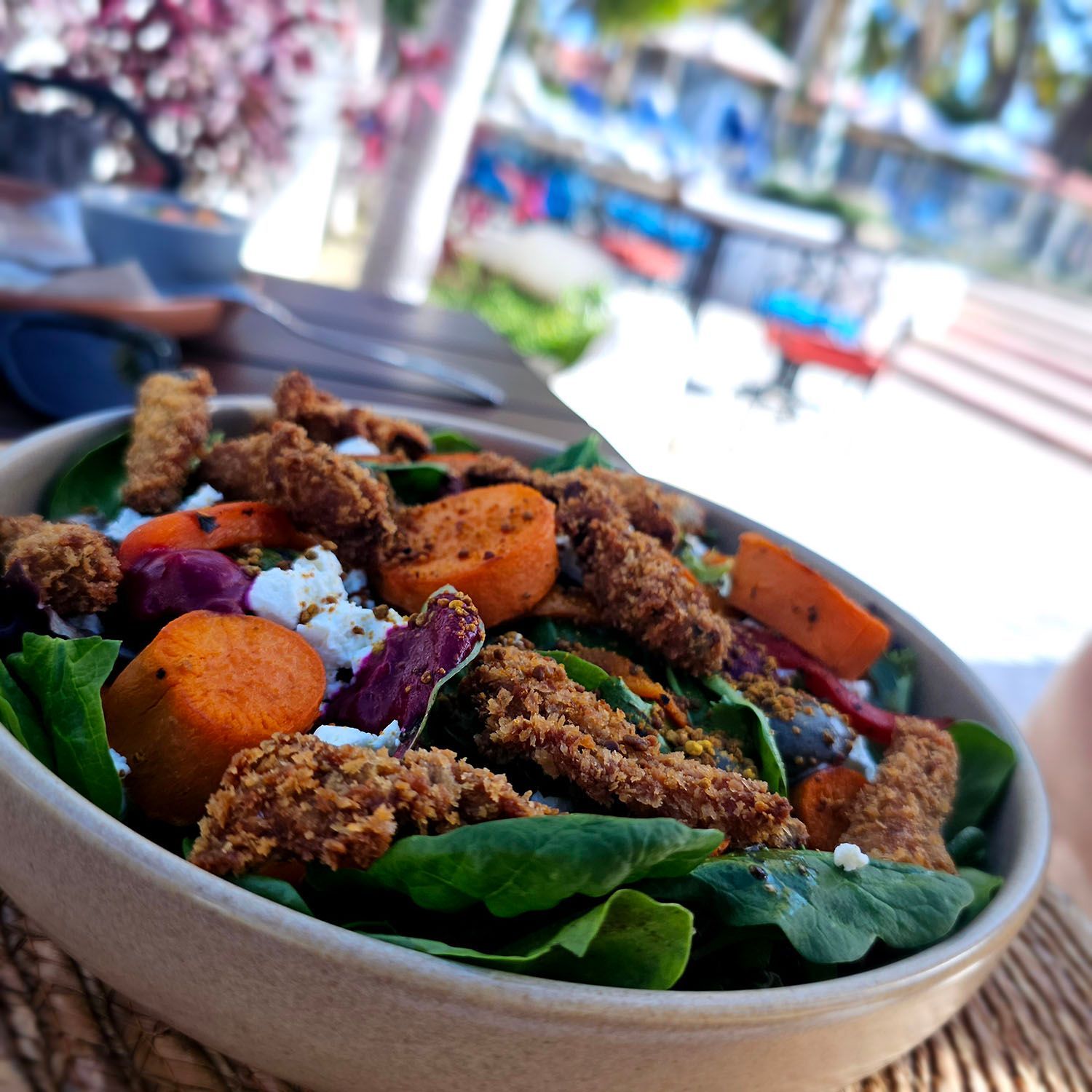 Un plato de comida con carne y verduras sobre una mesa