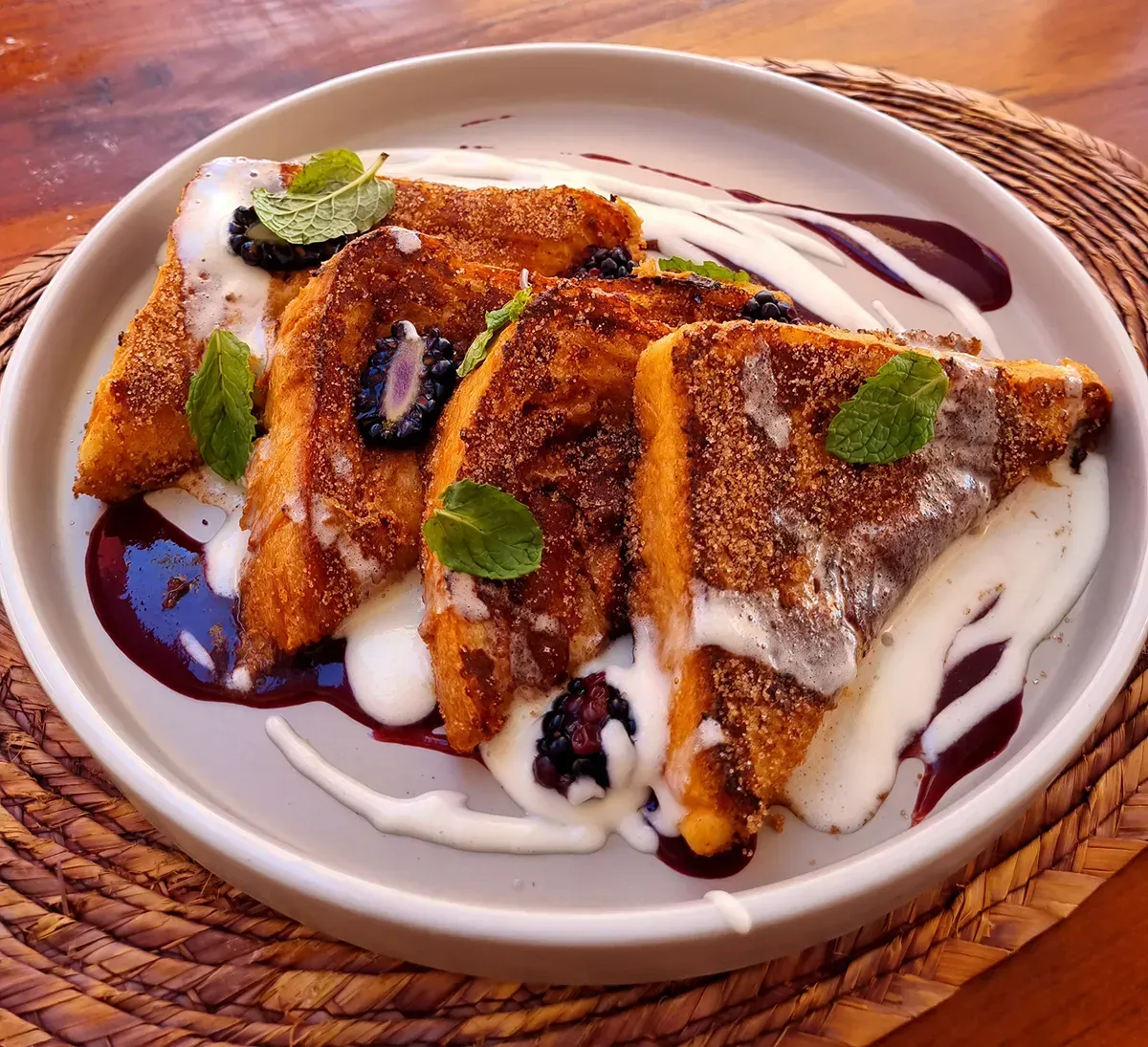 Um close de um prato de comida sobre uma mesa