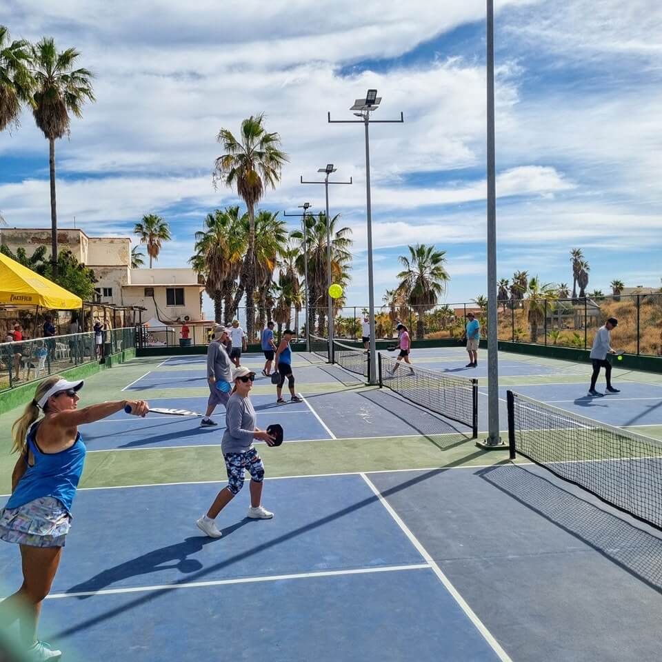Un grupo de personas está jugando un partido de pádel