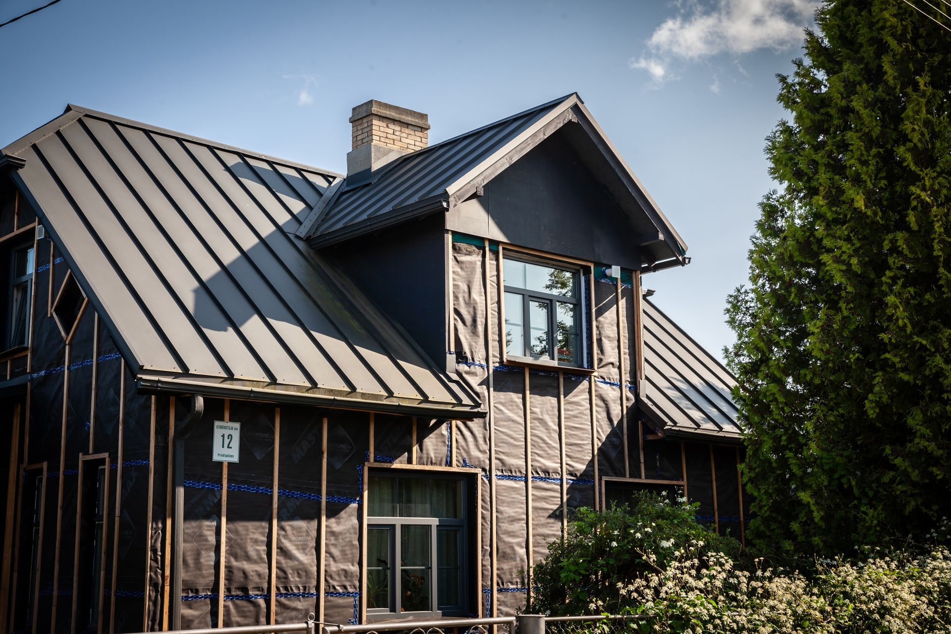 A house with a metal roof is under construction