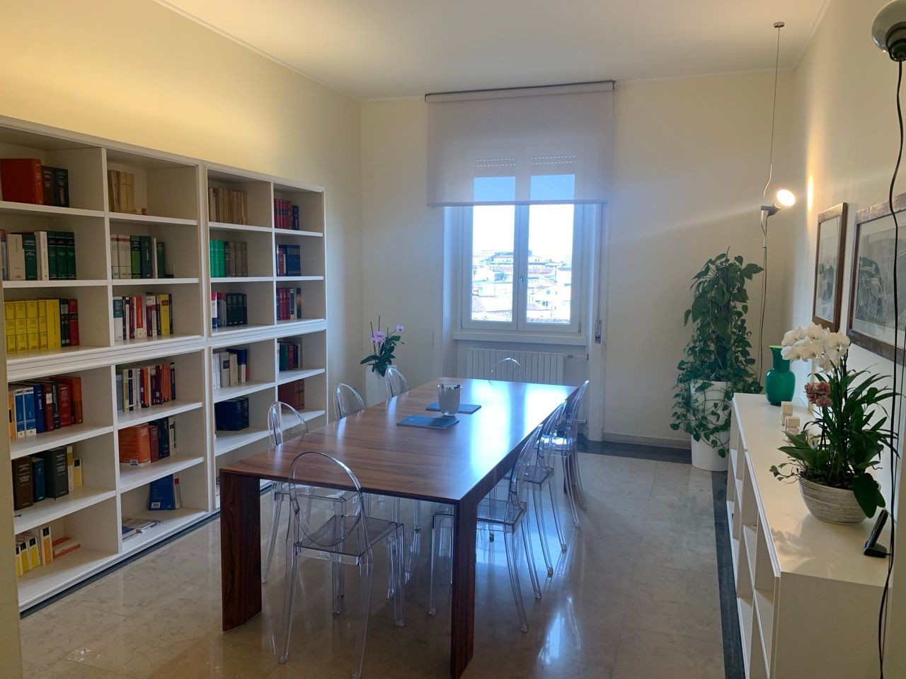 C'è un grande tavolo al centro della stanza.