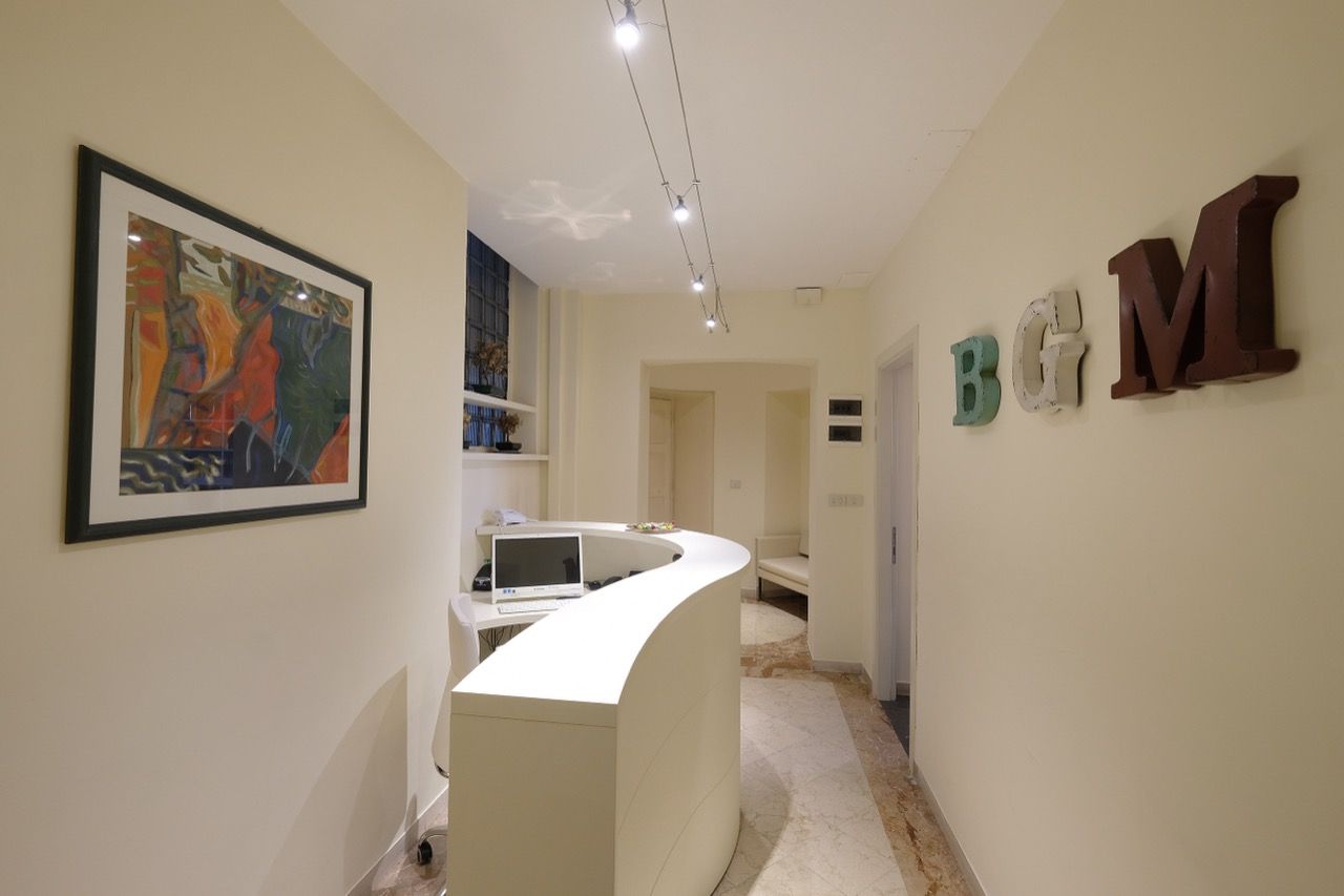 Un corridoio con la lettera bgm sul muro