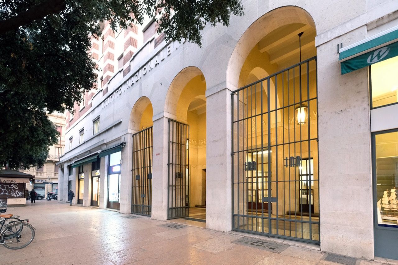 Un edificio con archi e una bicicletta parcheggiata di fronte