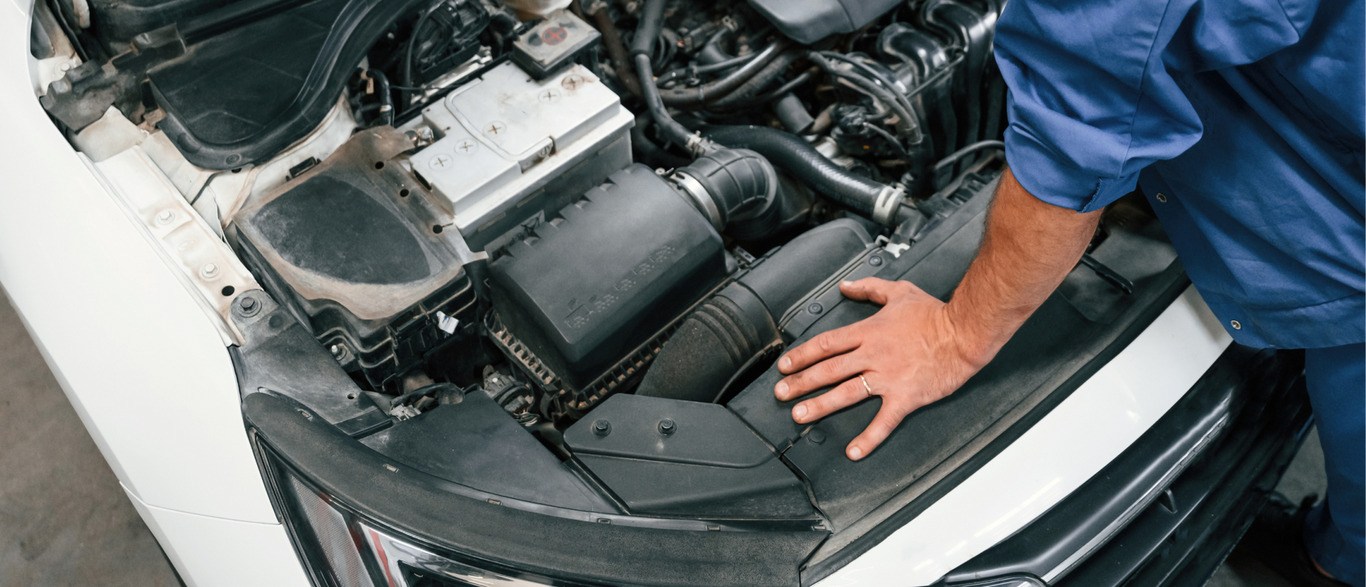 mechanic working on car | Bonnettes Automotive Inc