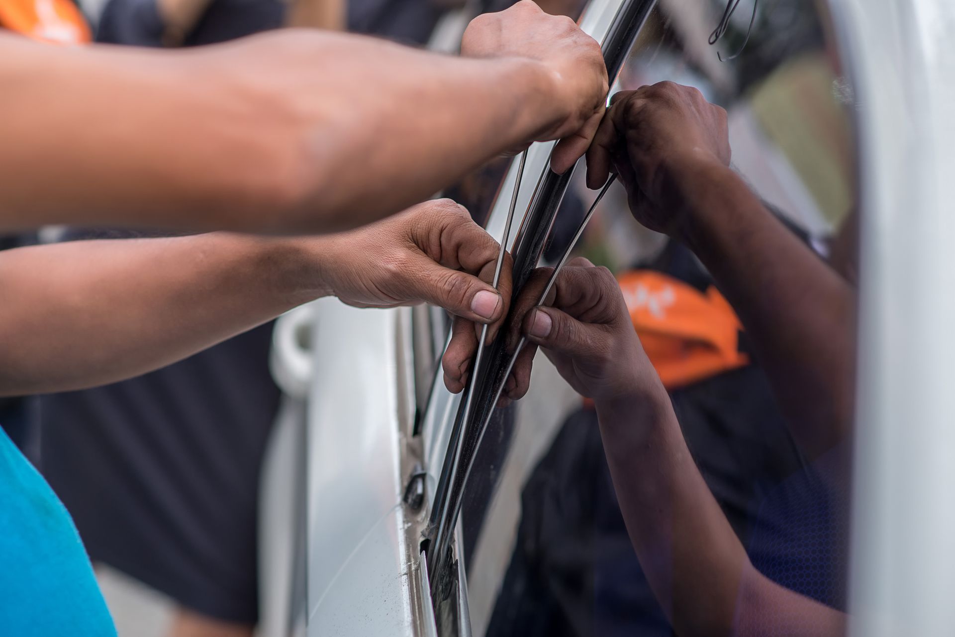 A person opening a car door - Hialeah, FL - Servicio De Gruas Towing Services