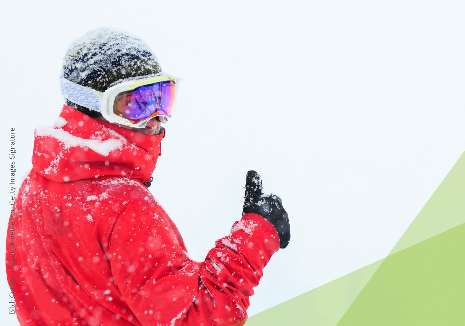 Frau, die ihren Ellenbogen mit der anderen Hand festhält