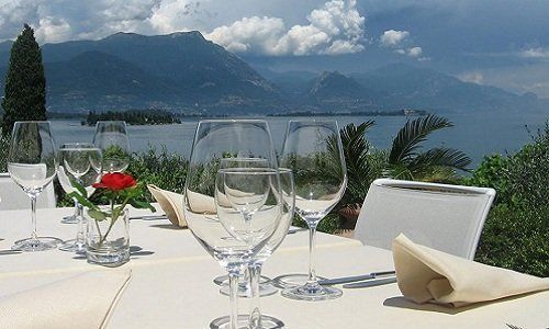 un tavolo apparecchiato e vista del lago e montagne