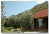 un giardino con un villetta e vista di una montagna