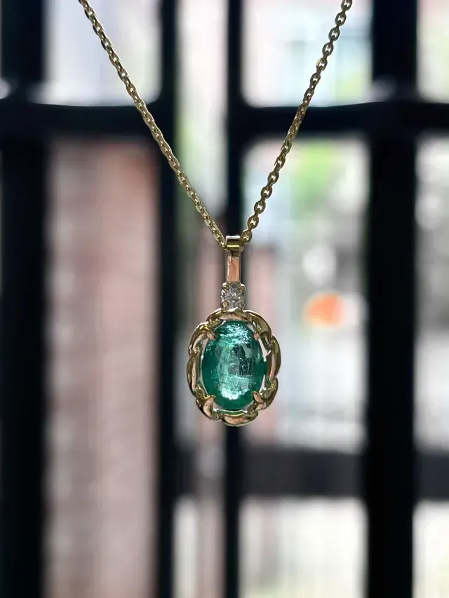 Ambachtelijk gemaakte hanger met steen uit Atelier van Juwelier & Goudsmid Sluijsmans te Utrecht