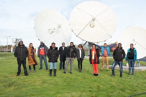 Dara Big Data Students posing in front of Antennas
