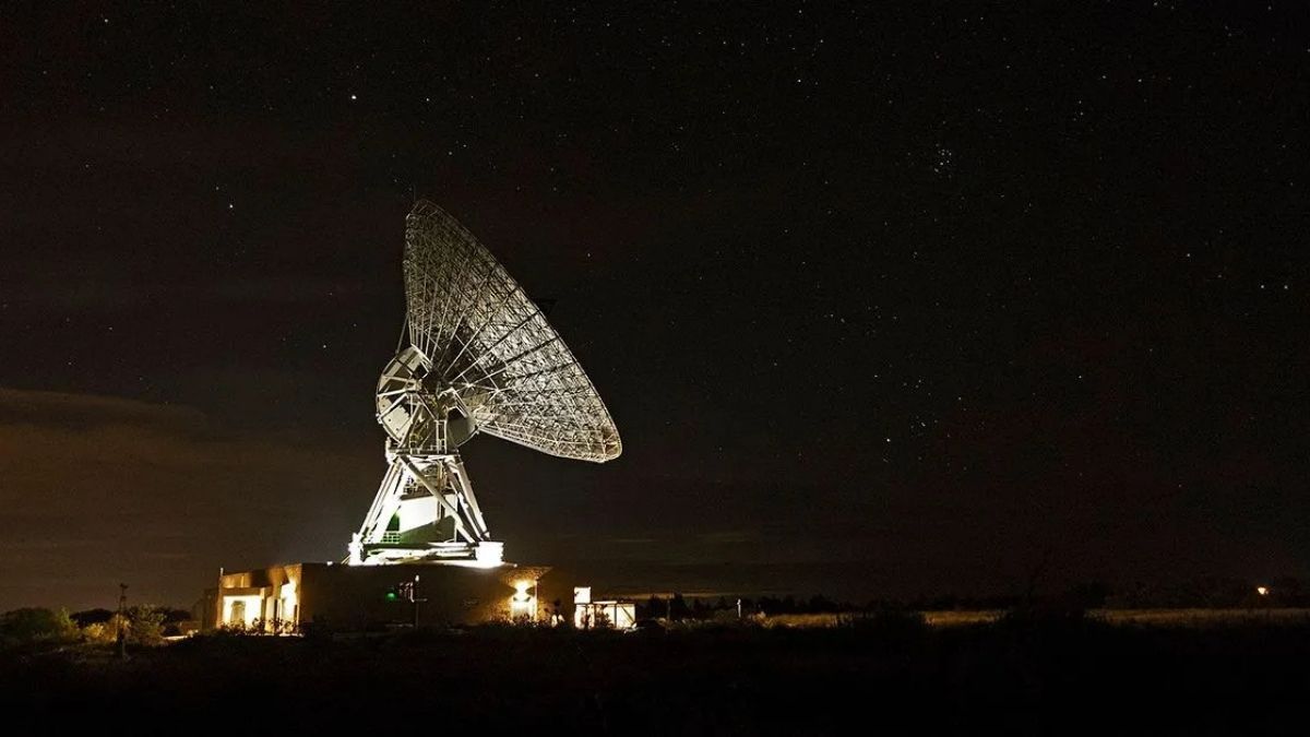 Goonhilly Deep Space Operations team members announce 'Acquisition of signal' between Intuitive Machines Lunar Lander and their deep space antenna GHY-6.