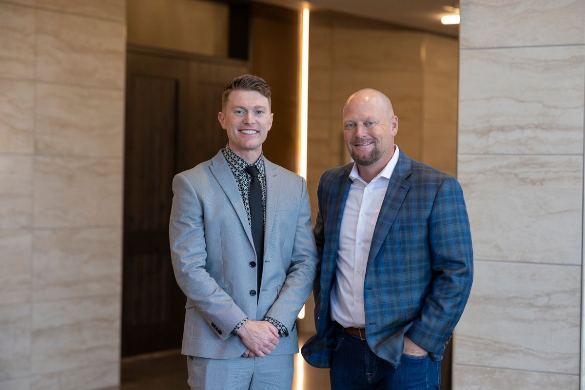 Dr Tarantino standing with KSDDS 2024 sponsor representative from Castle Biosciences