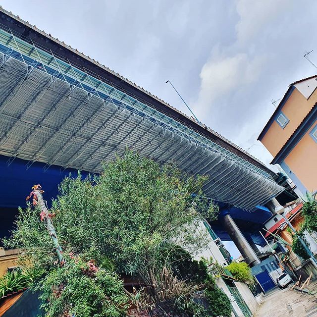 ponteggio sospeso installato in un viadotto