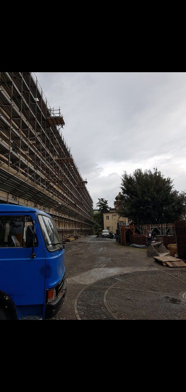 furgone con materiali per allestimento ponteggio