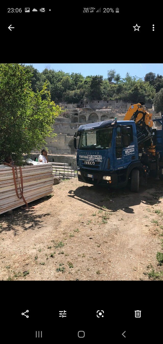 camion con materiali per ponteggio