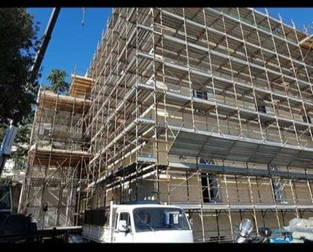 montaggio ponteggio per il rifacimento di un condominio