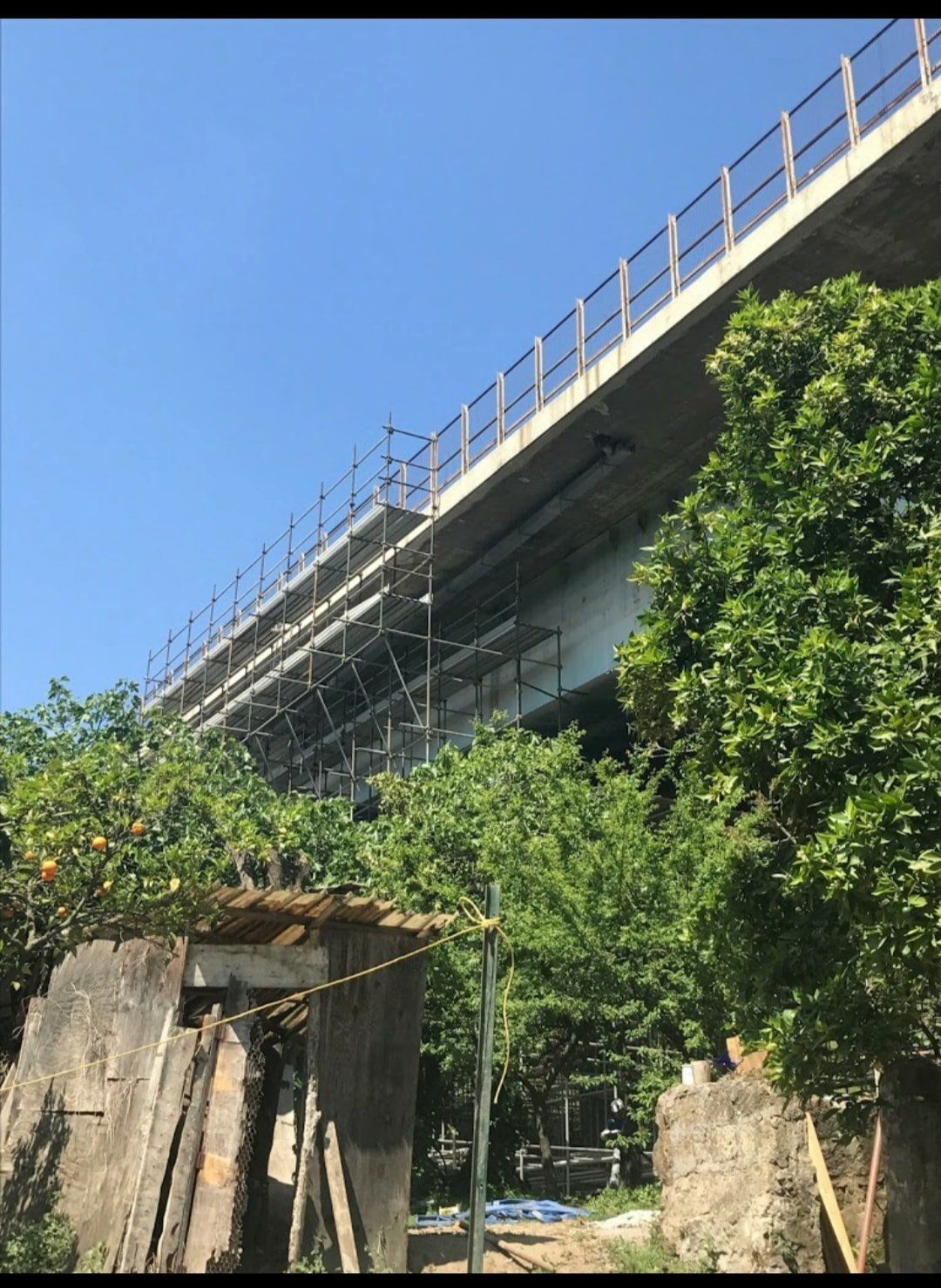 ponteggio montato in un ponte