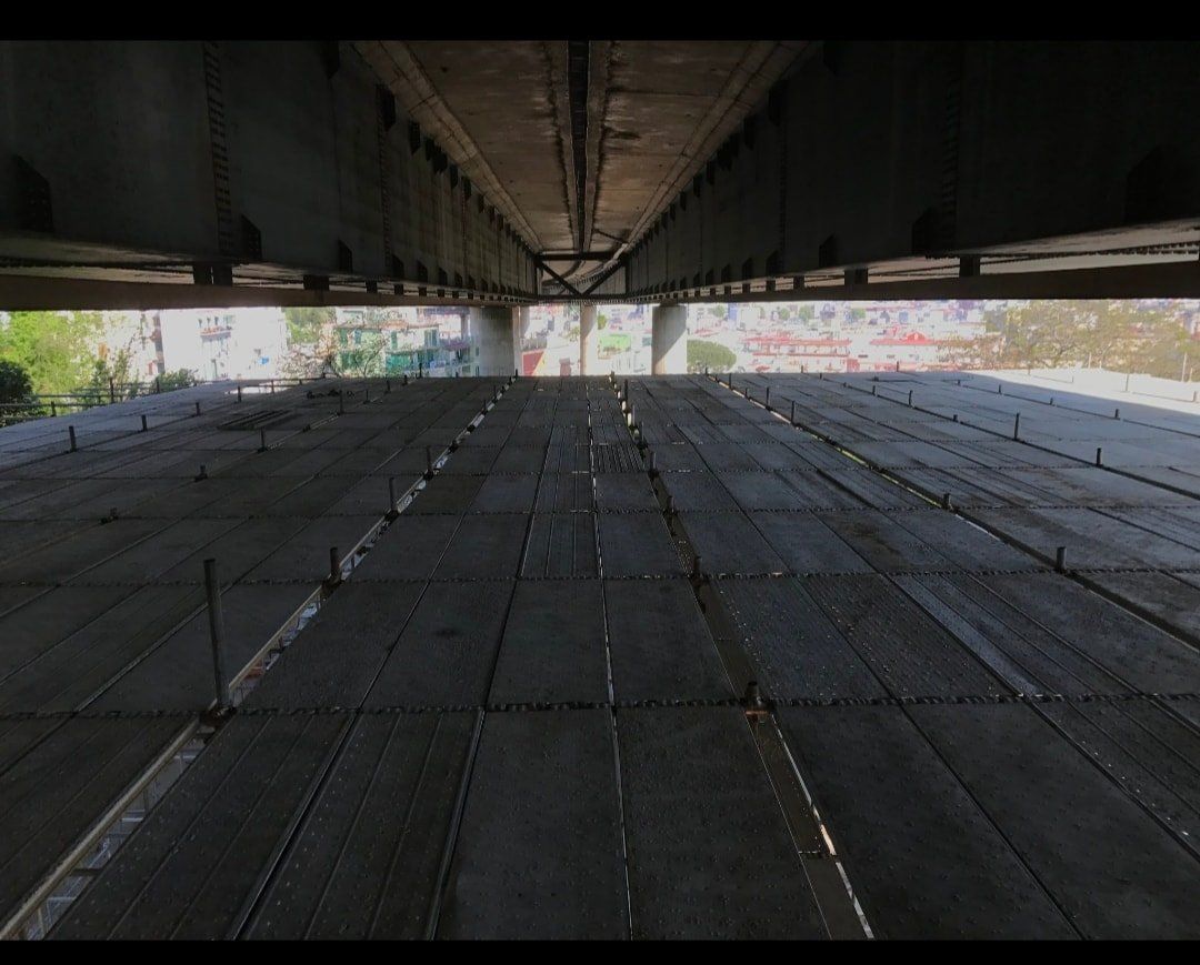 ponteggio sospeso per lavori in un ponte