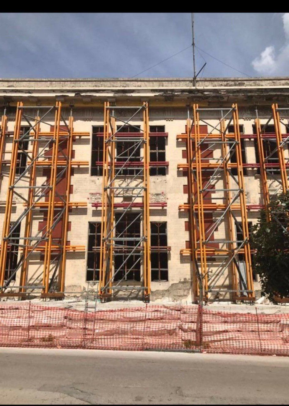 prospetto edificio con ponteggio