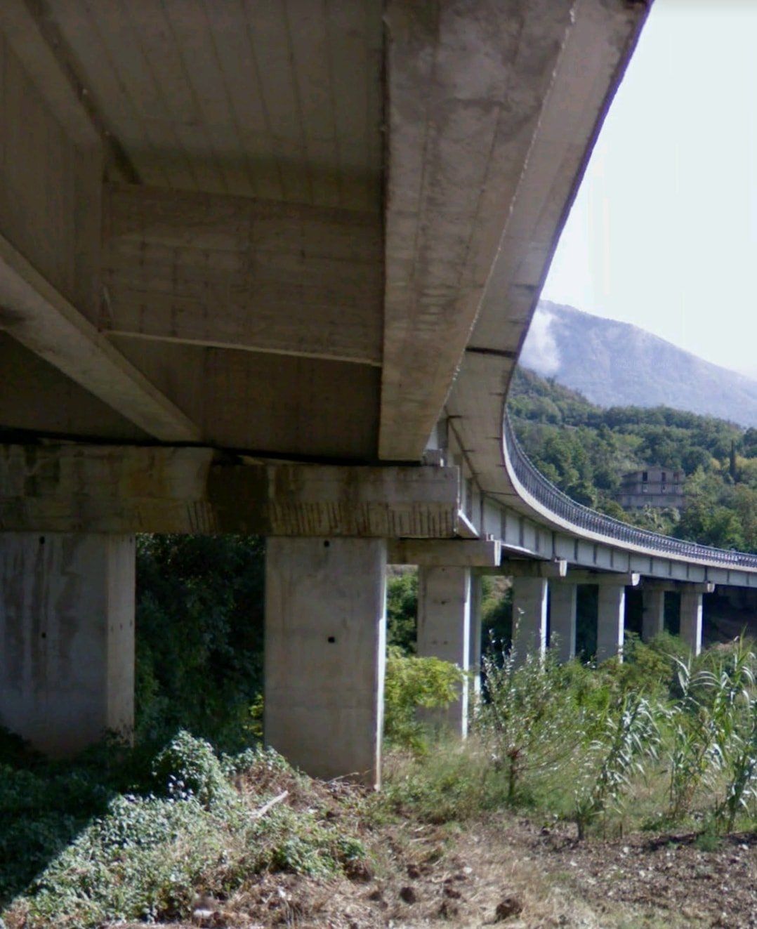 ponte con ponteggio per lavori ad alta quota