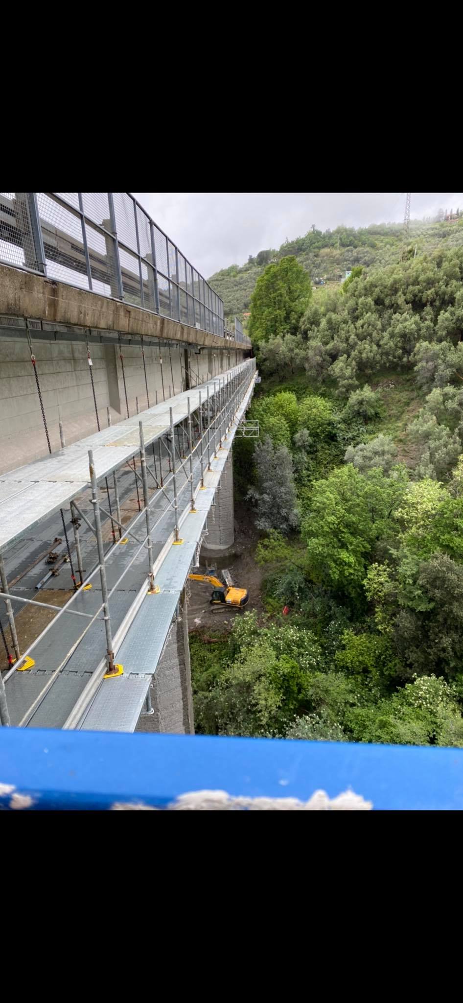 viadotto strada con ponteggio sospeso