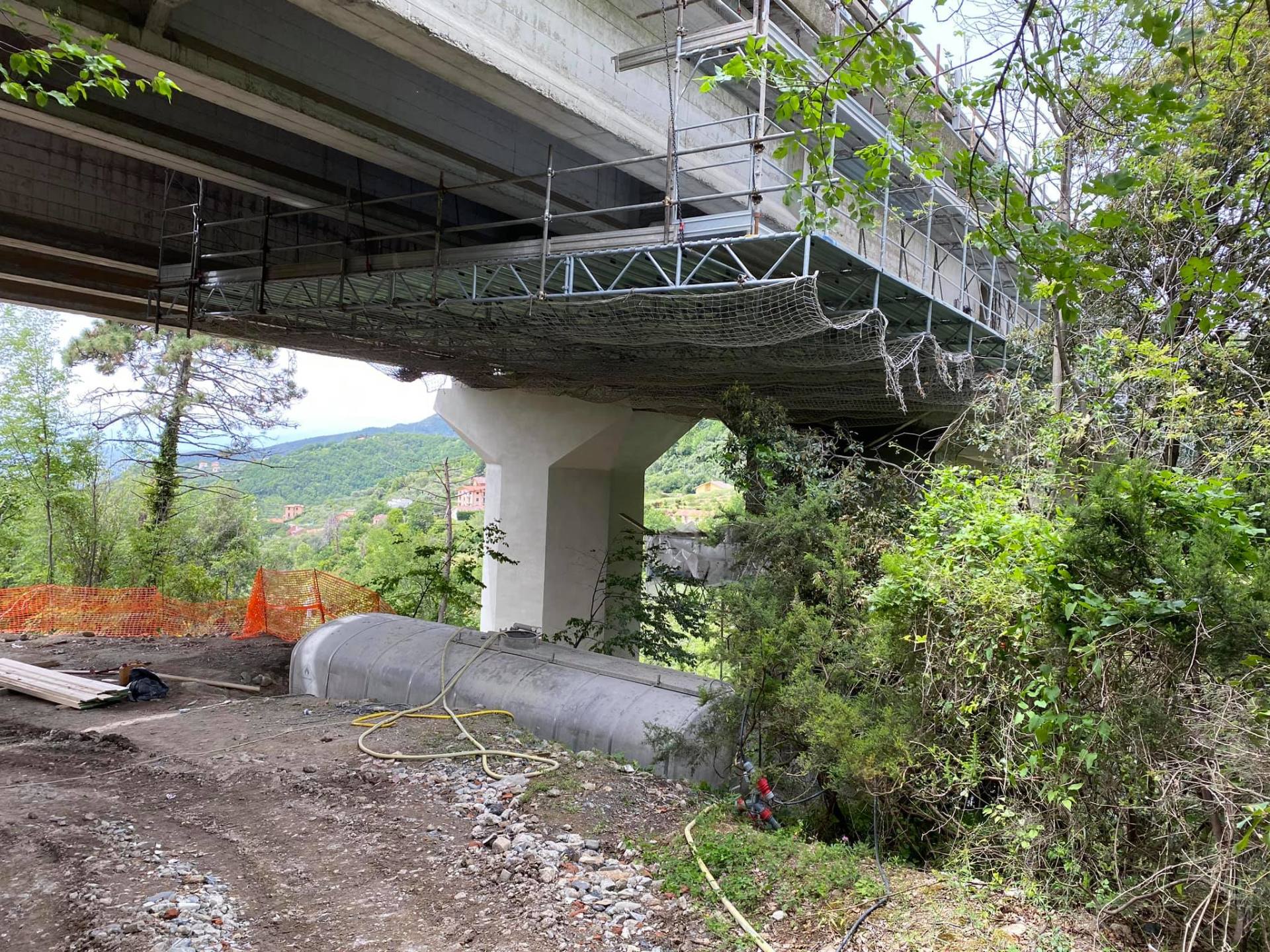 ponteggio sospeso per lavori in un viadotto