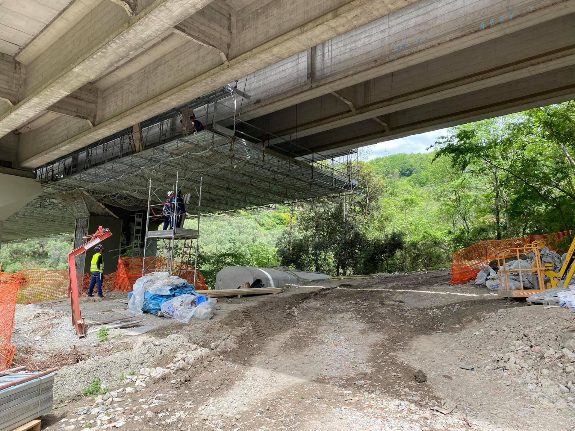 ponteggio sospeso sotto un viadotto