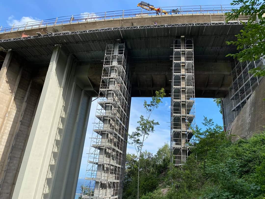 operai mentre realizzano un ponteggio
