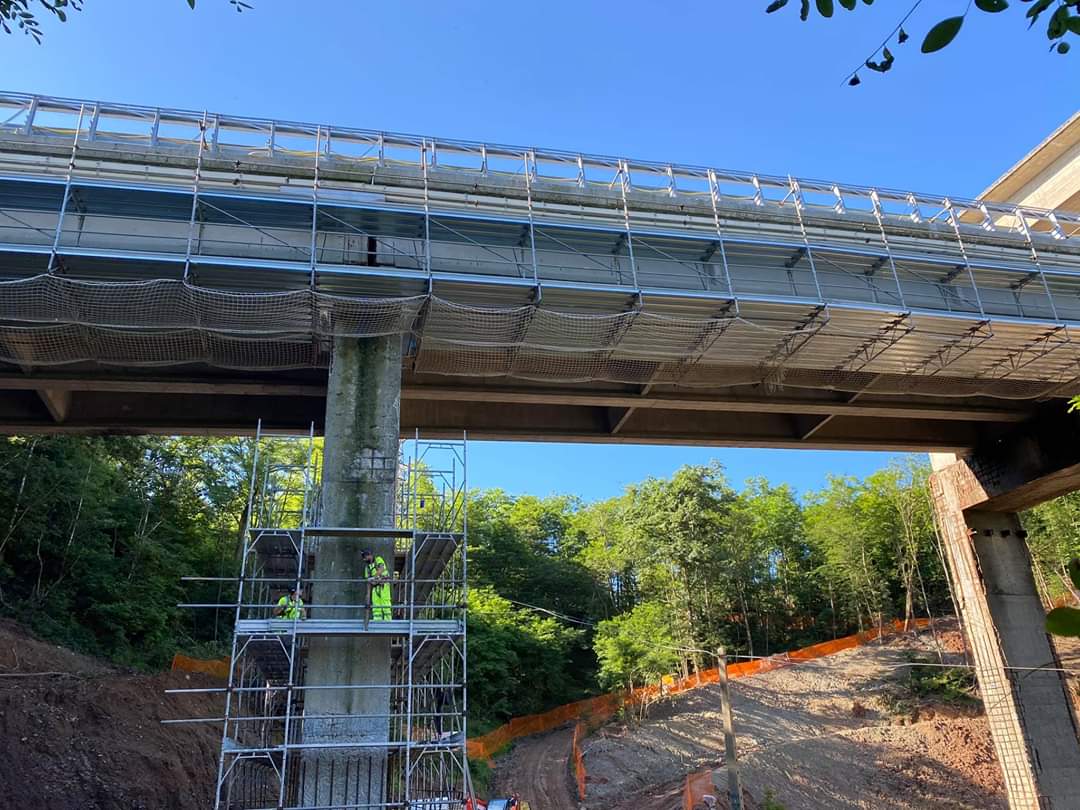 direzione dei lavori durante l'installazione di un ponteggio