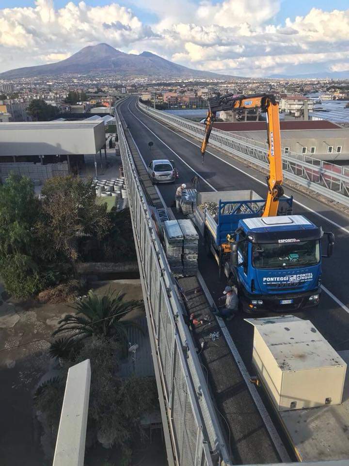 ponteggio per lavori in un viadotto autostradale