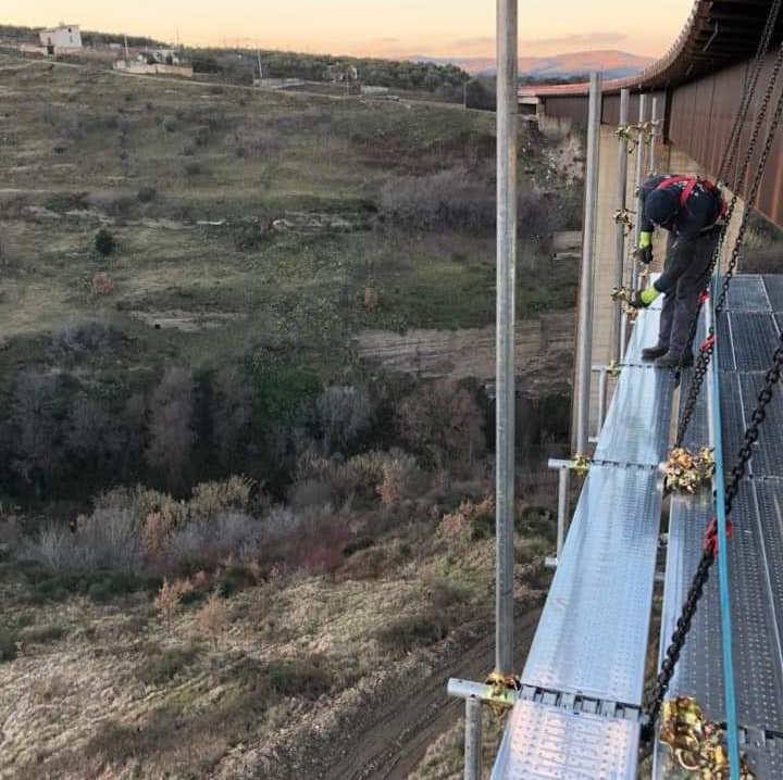 installazione ponteggio su viadotto sospeso da ristrutturare