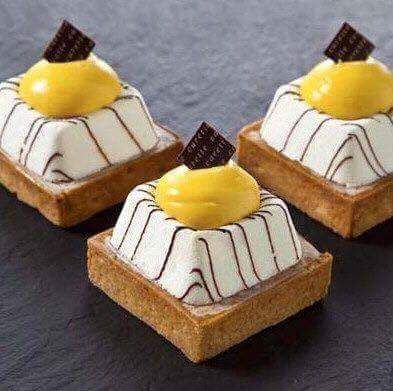 Trois desserts sont posés les uns sur les autres sur une table.