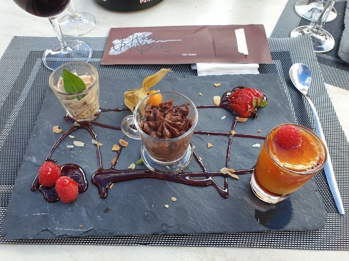 Un plateau de desserts et de boissons sur une table