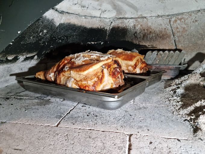 Un plateau de nourriture est en train de cuire dans un four en briques