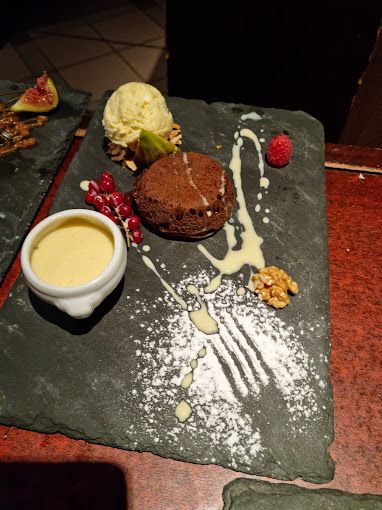 Un gros plan d'une assiette de nourriture sur une table