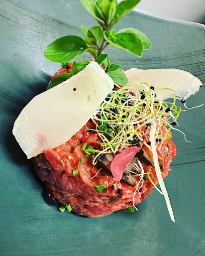 Un gros plan d'une assiette de nourriture sur une table