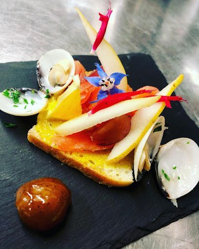 Un gros plan d'une assiette de nourriture sur une table