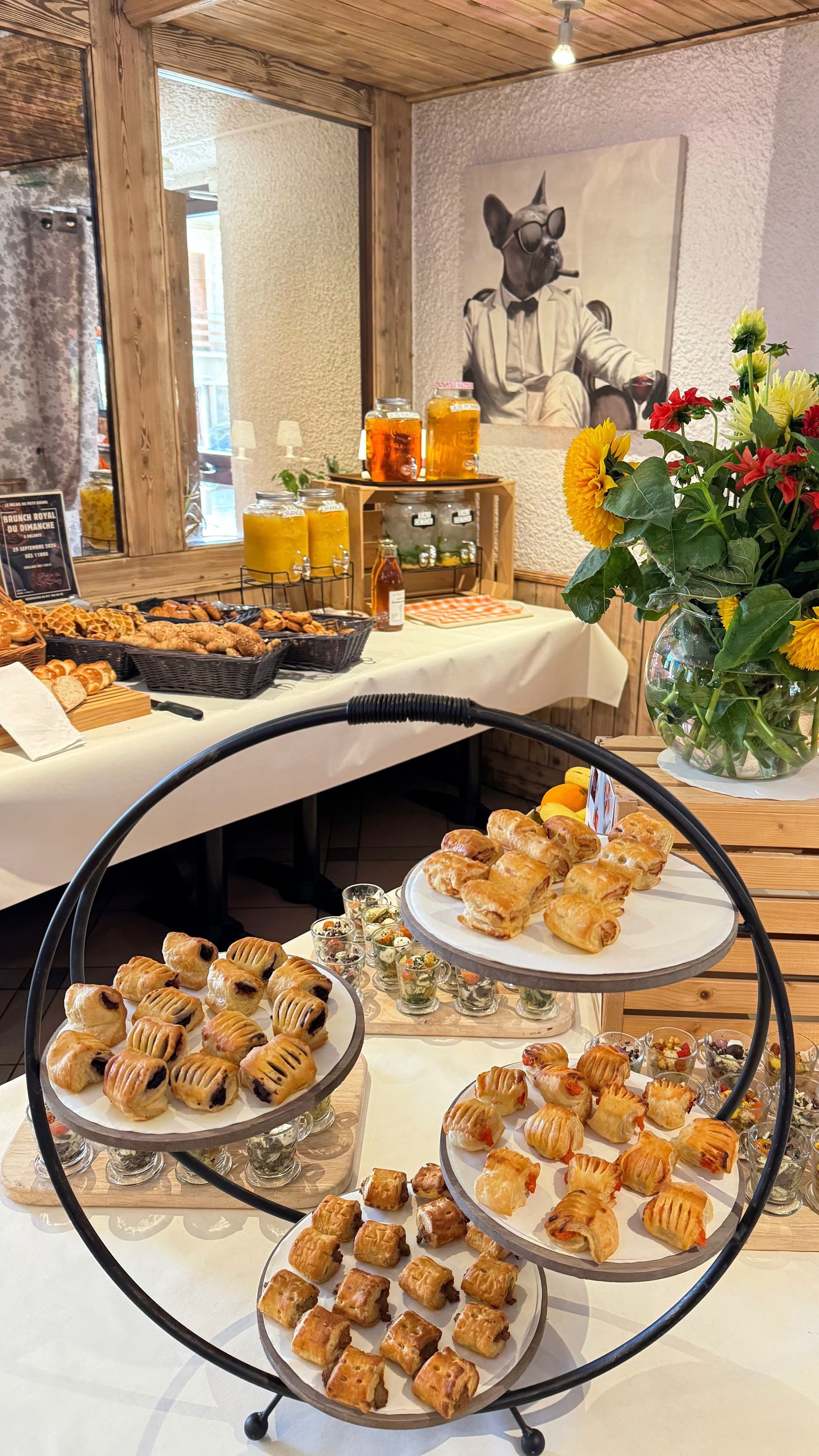 Une table de buffet avec un tas de nourriture dessus.