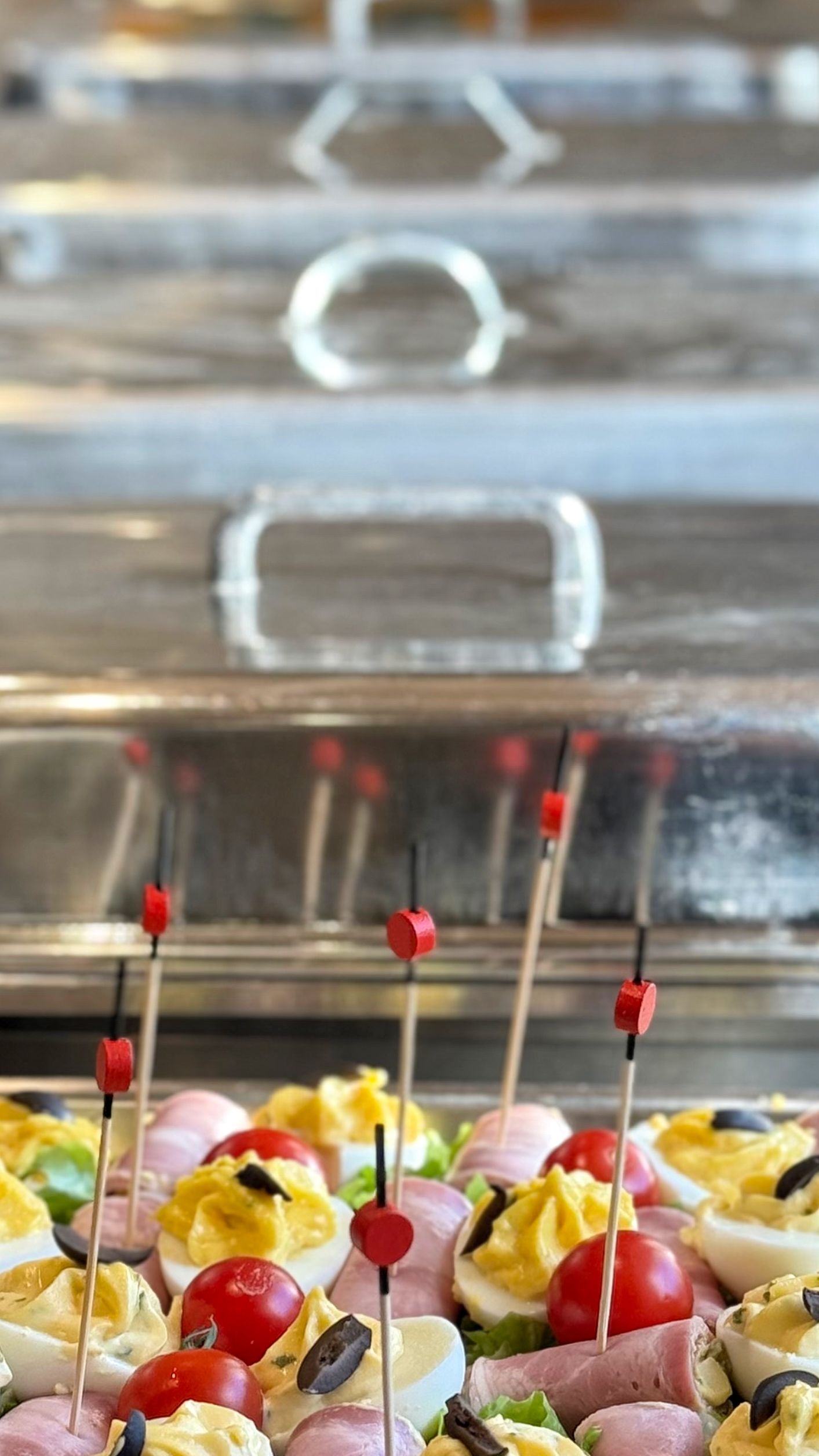 Un gros plan d'un plateau de nourriture avec des cure-dents sur une table.