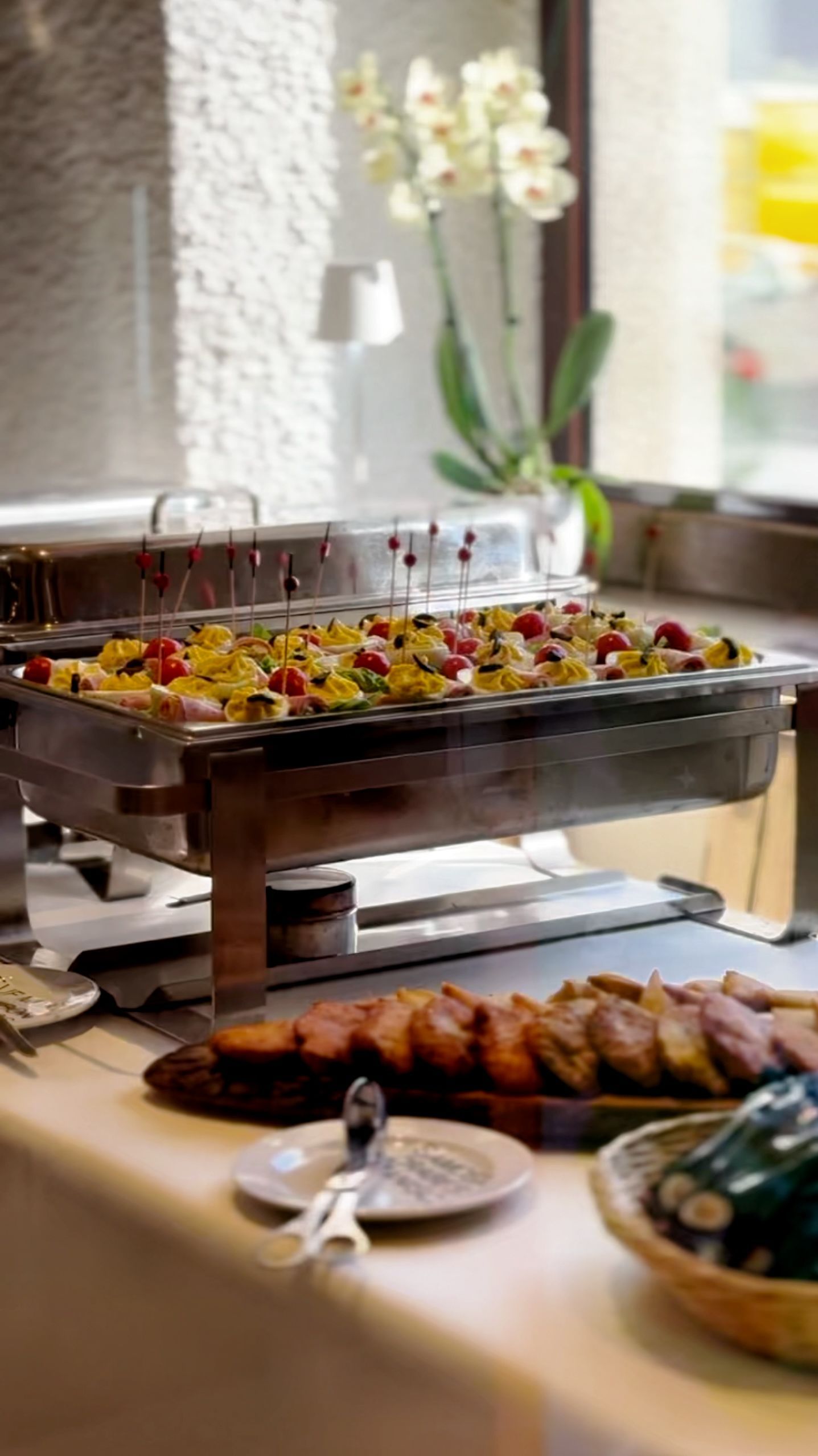 Une table de buffet avec une variété de nourriture dessus.