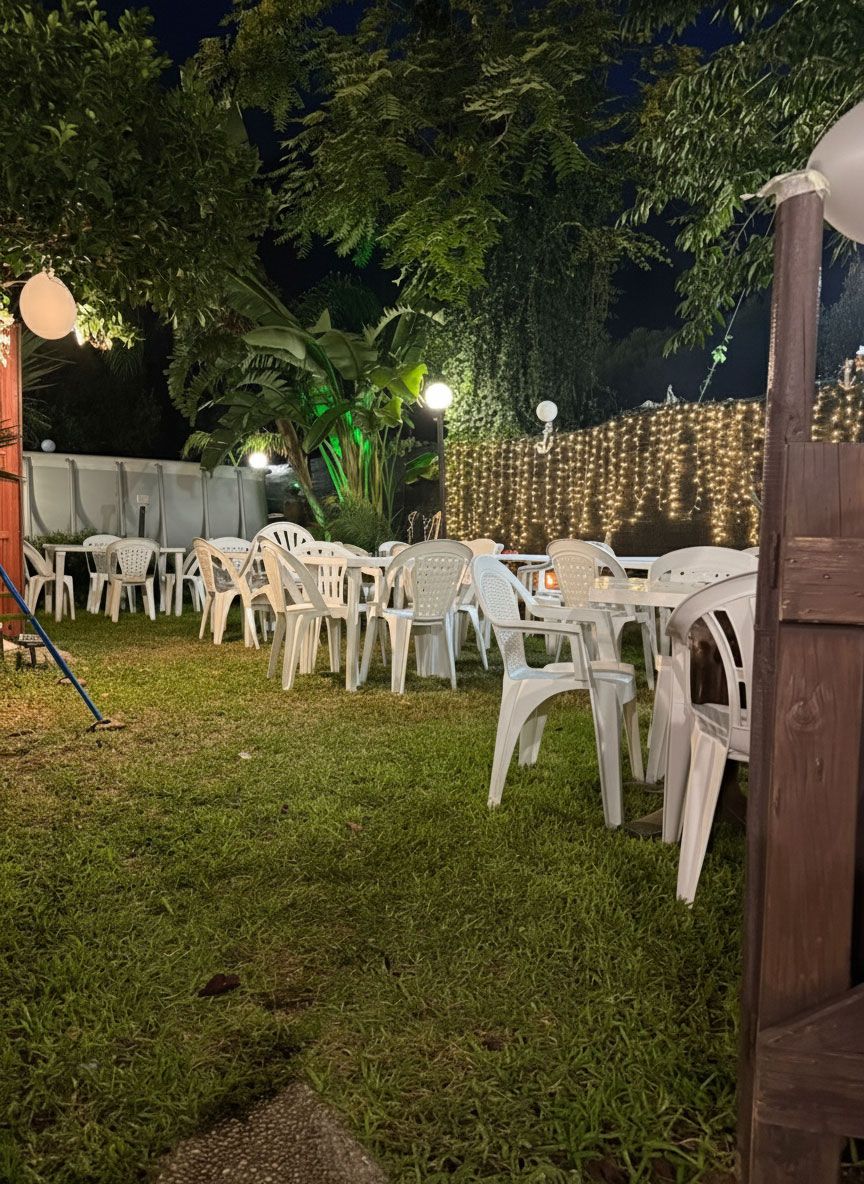 giardino con tavoli della villa