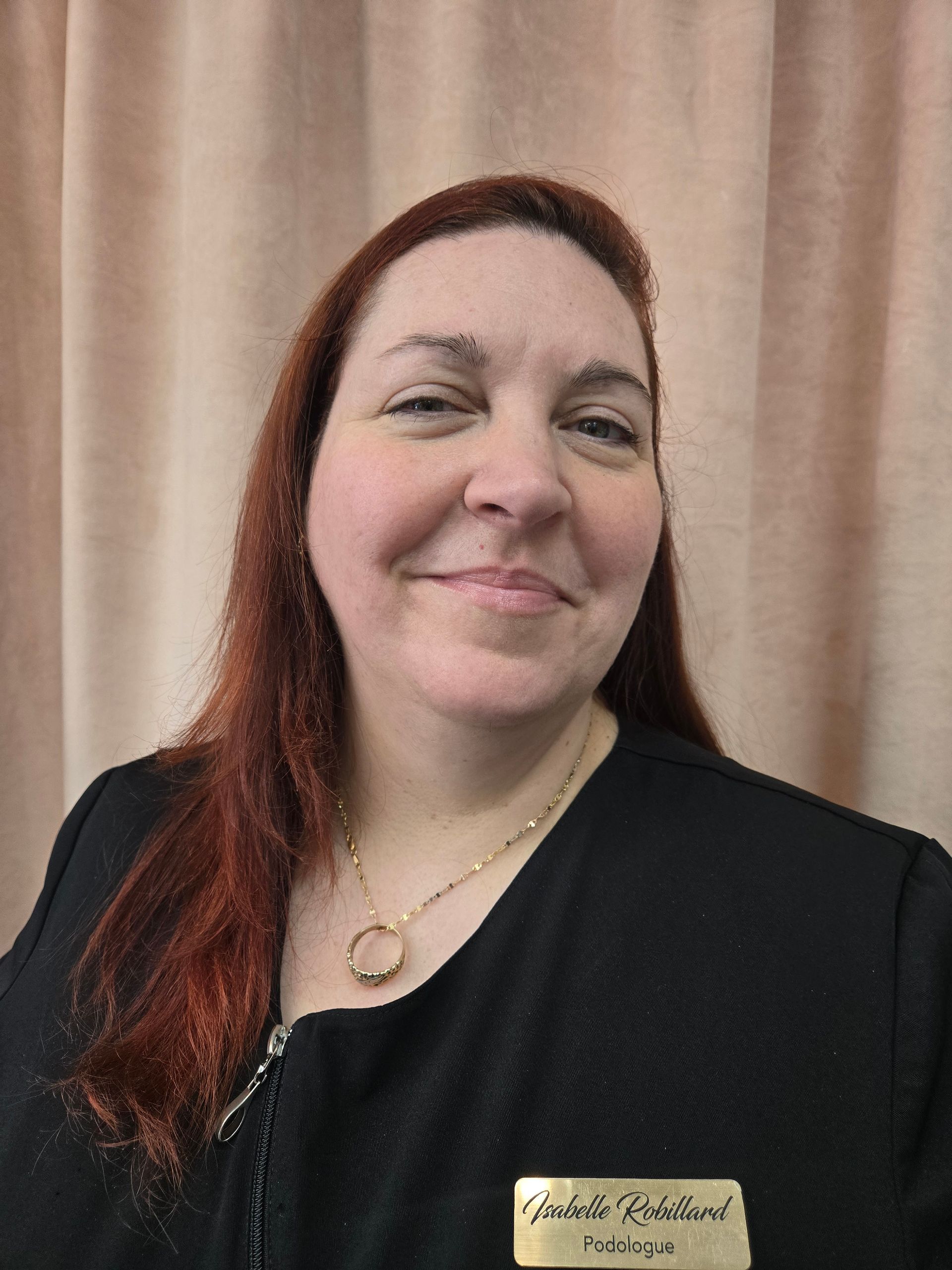 Il y a un coeur fait de ruban et de fleurs sur fond rose.