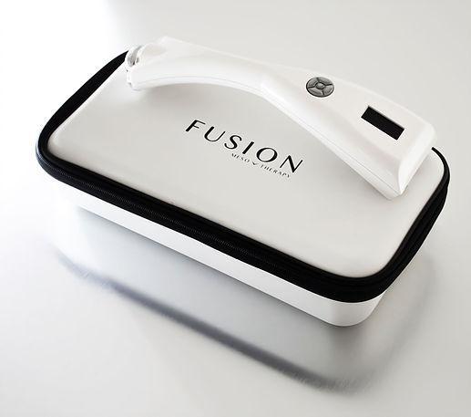 Un appareil à fusion blanche est dans un boîtier blanc