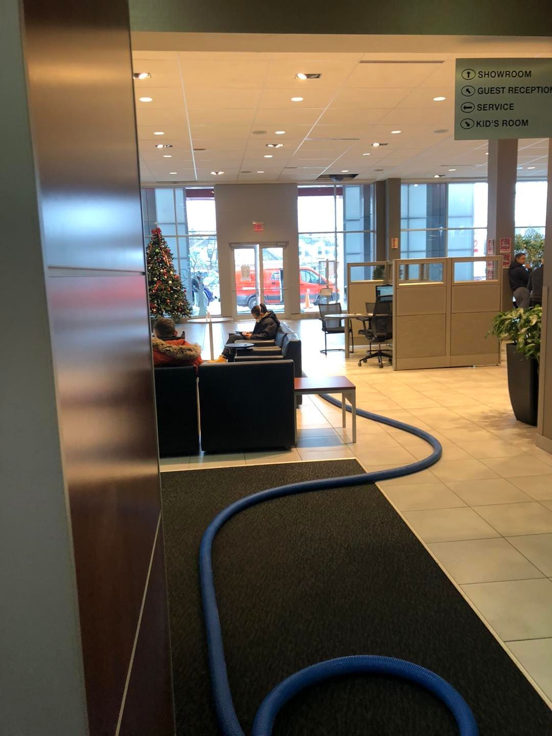 A blue hose is in the middle of a room