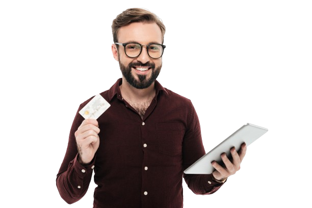 Um homem está segurando um cartão de crédito e um tablet.