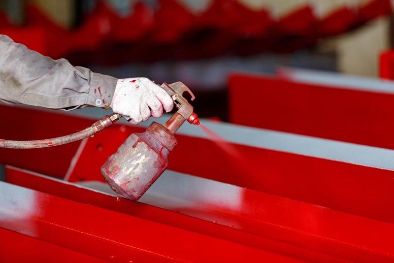 operazione di verniciatura