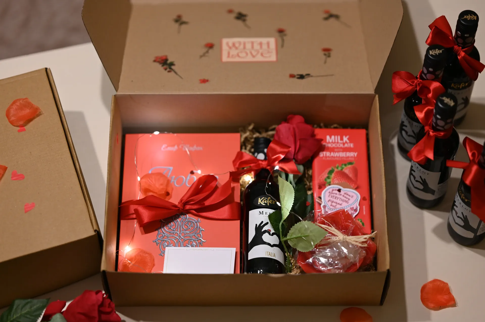 Книжна кутия любов елиф шафак книжни кутии България