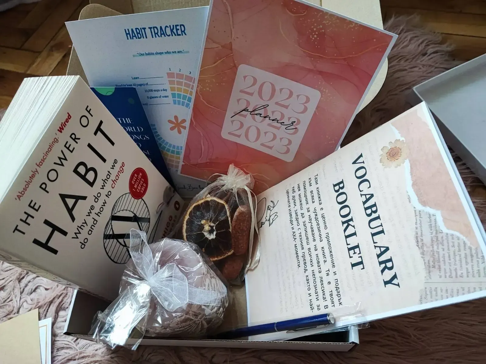 Кутии с книга от предходни месеци