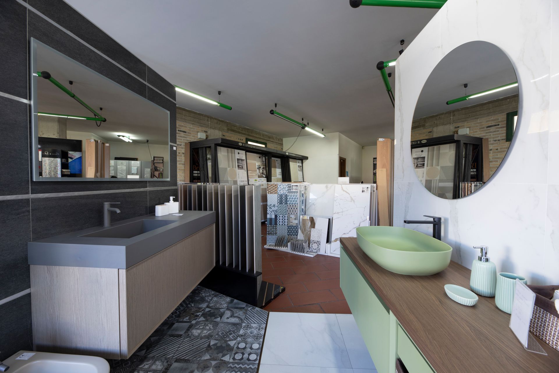 Showroom di piastrelle per bagni con due mobili lavabo con lavandini e specchi.